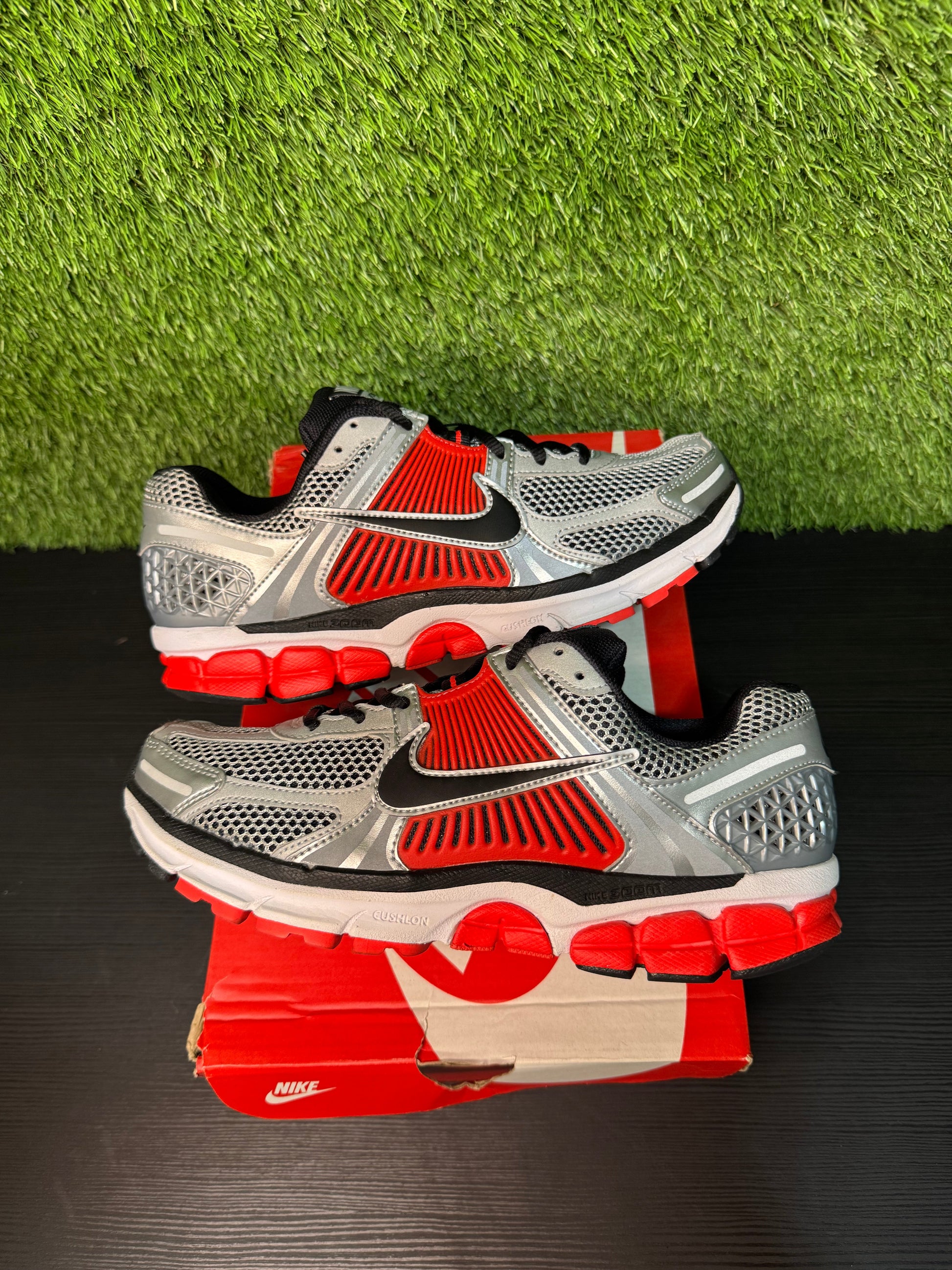 Nike zoom vomero 5 metallic university red