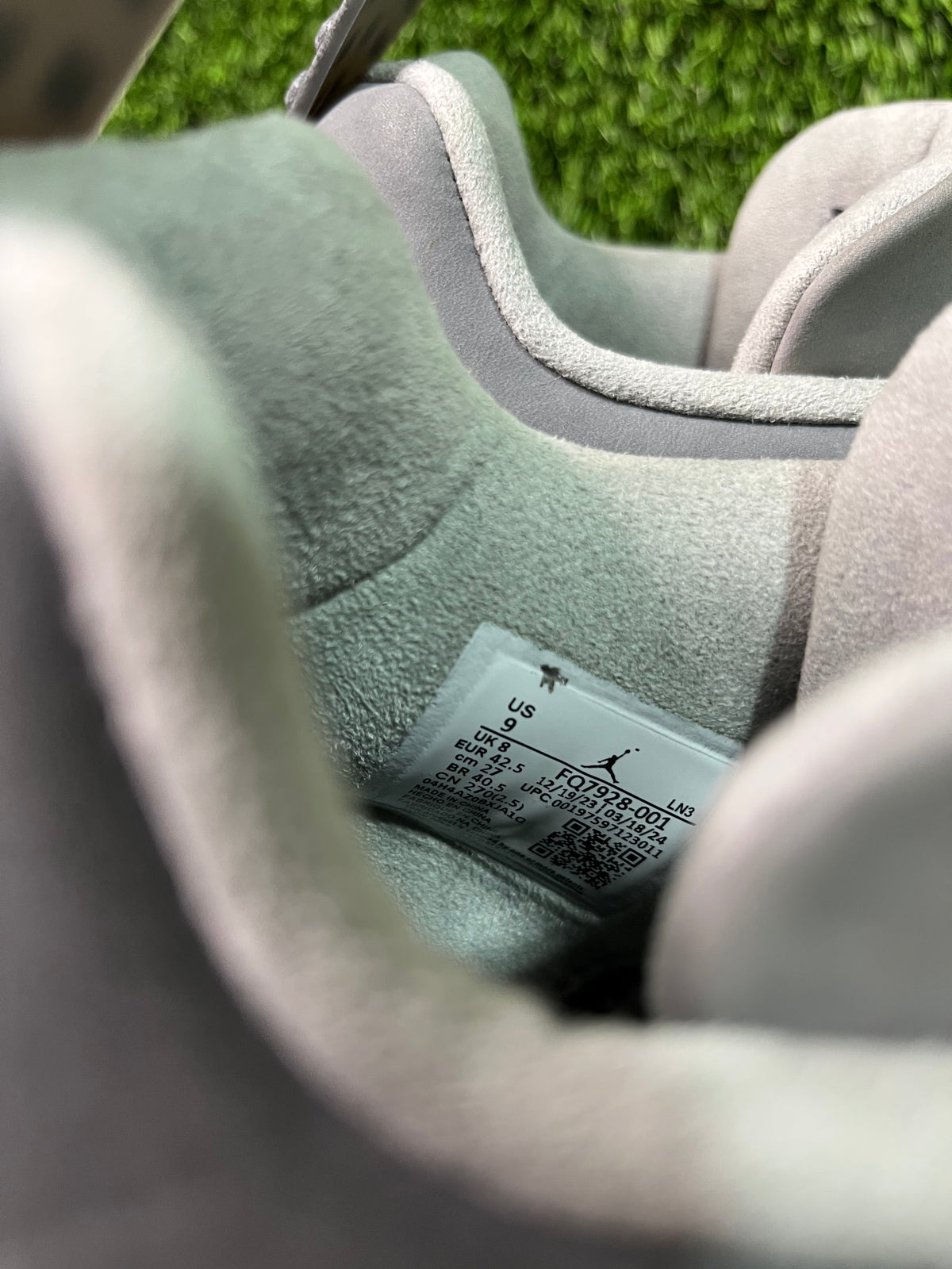 Jordan 4 Retro Paris wet cement