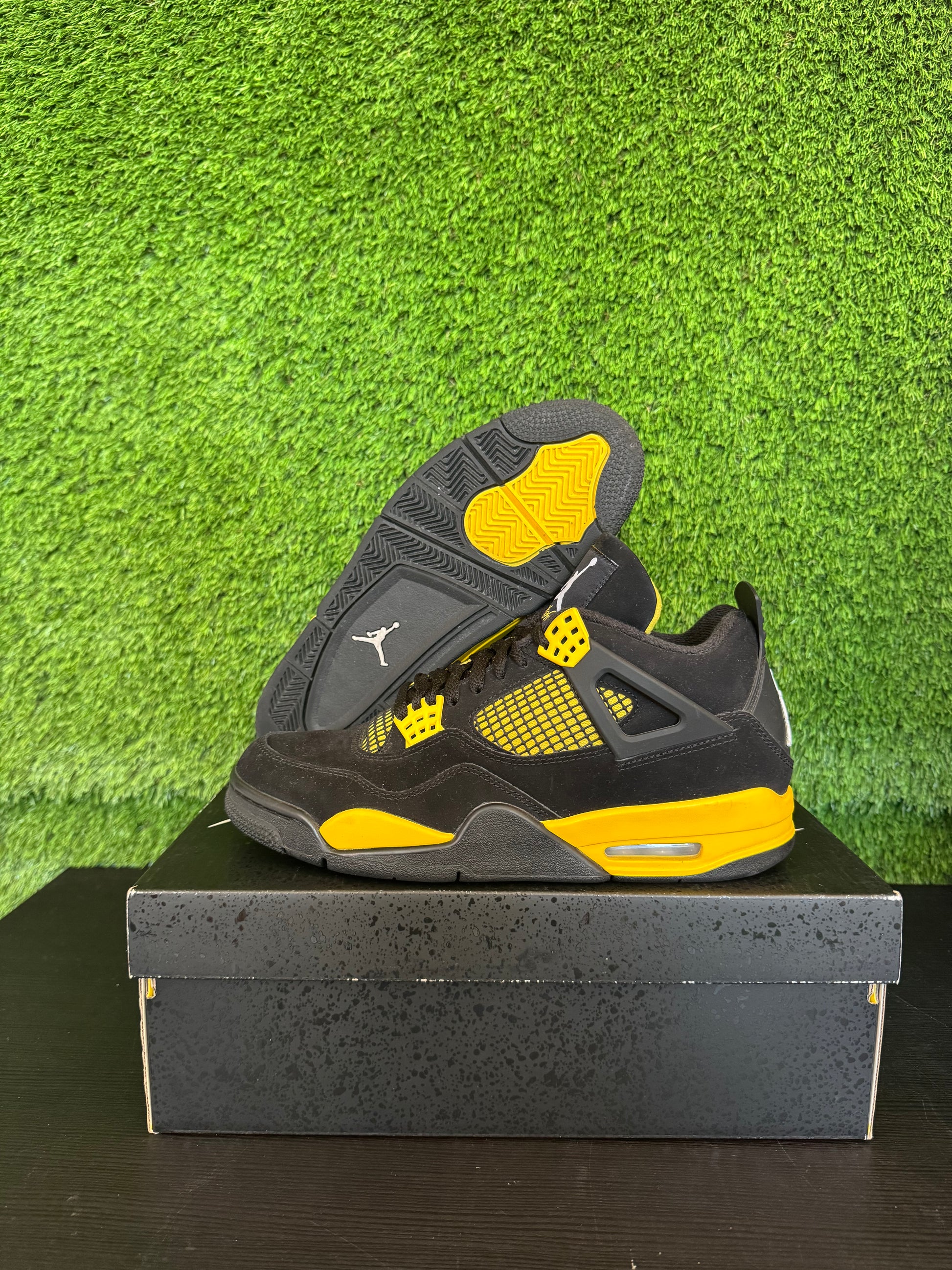 Jordan 4 Retro Thunder (2023)