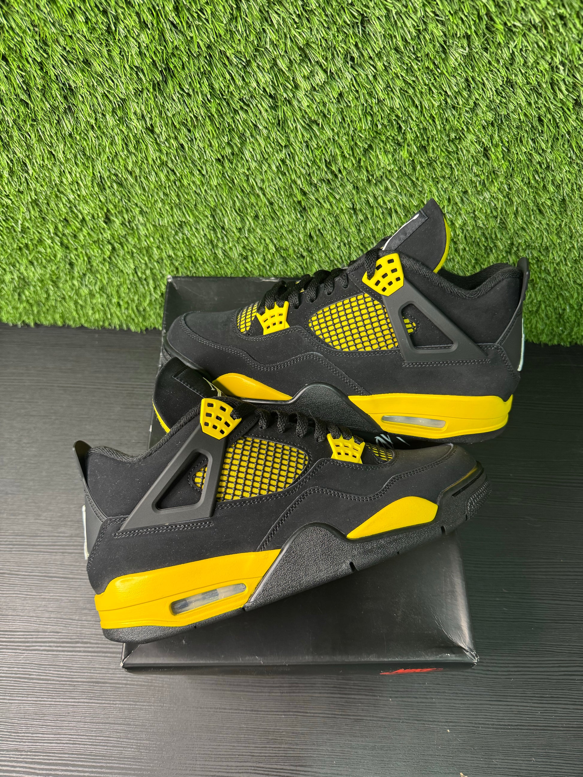 Jordan 4 Retro Thunder (2023)