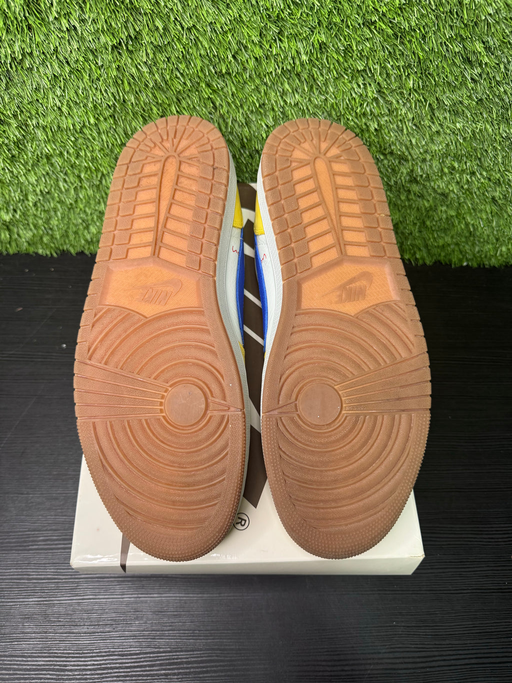 Jordan 1 low Travis Scott canary