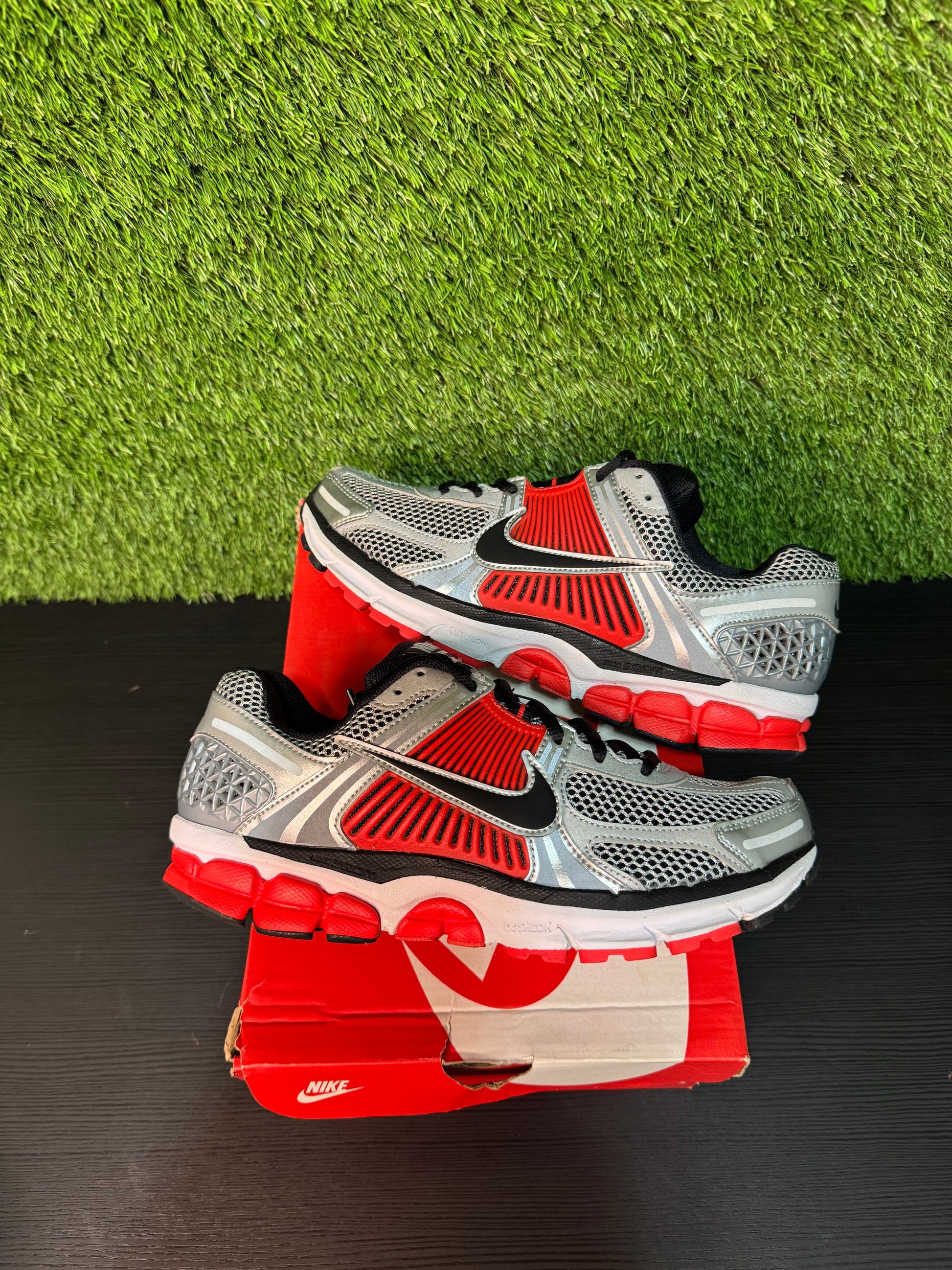 Nike zoom vomero 5 metallic university red