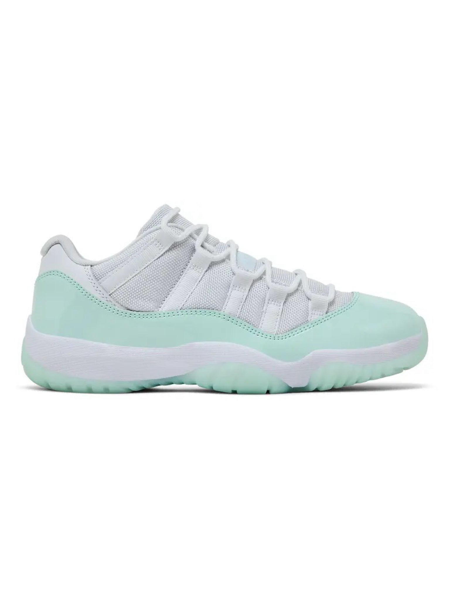WMNS Jordan 11 Low “Igloo”