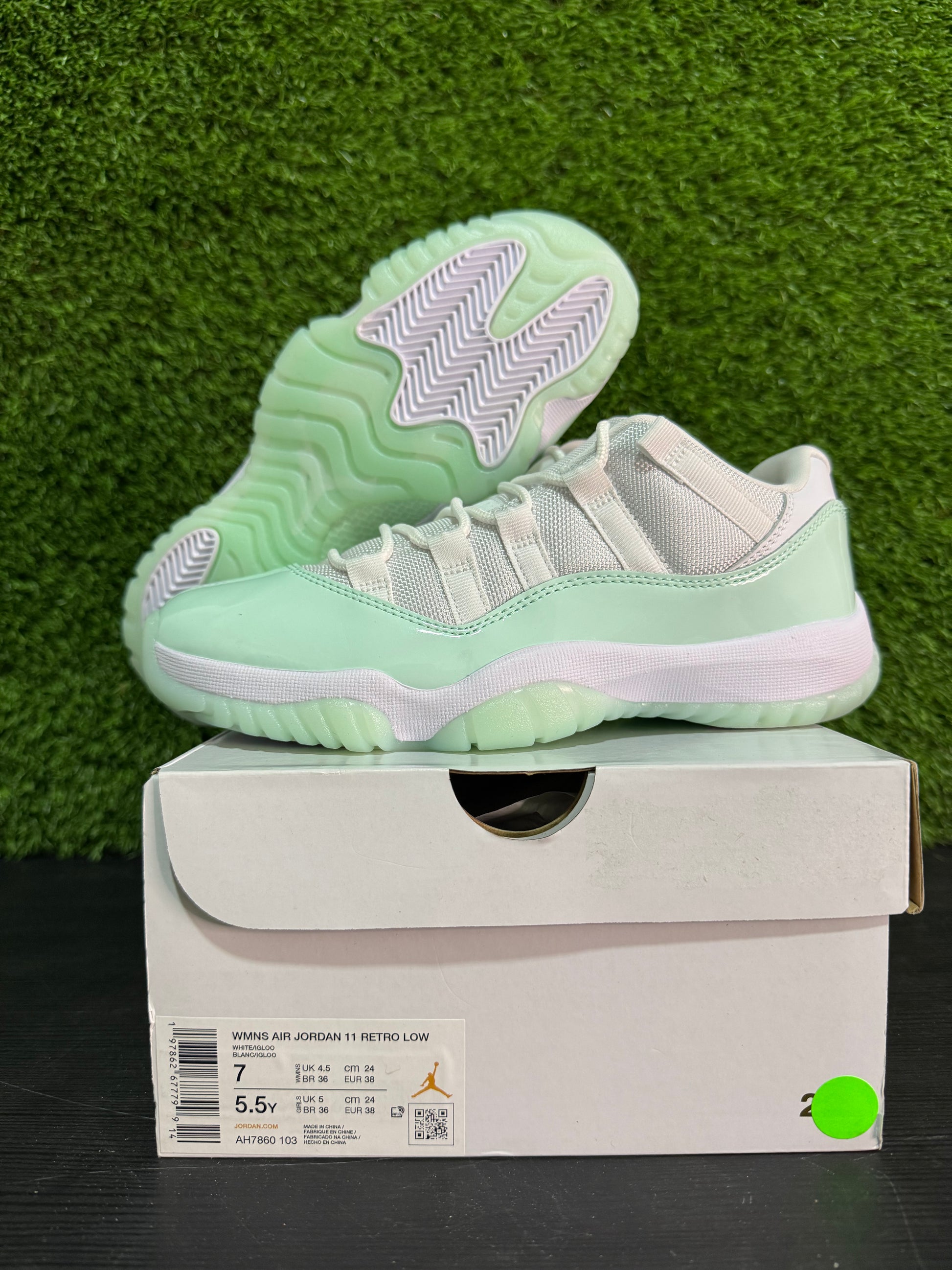WMNS Jordan 11 Low “Igloo”
