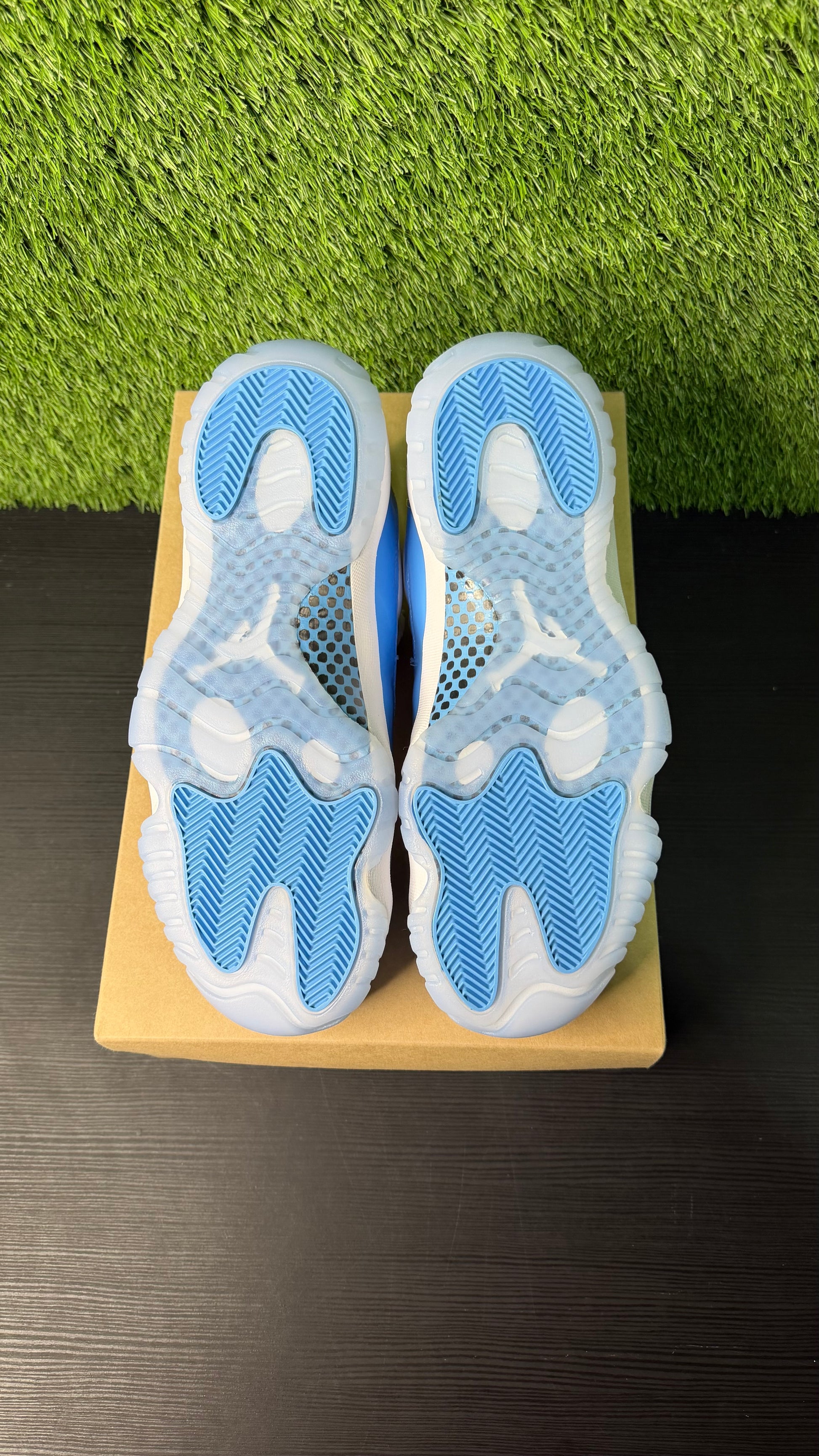 Jordan 11 Retro Low University Blue 2026