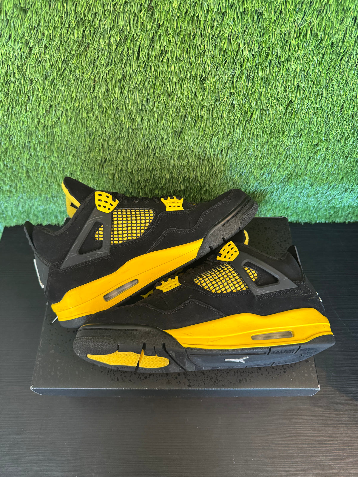 Jordan 4 Retro Thunder (2023)