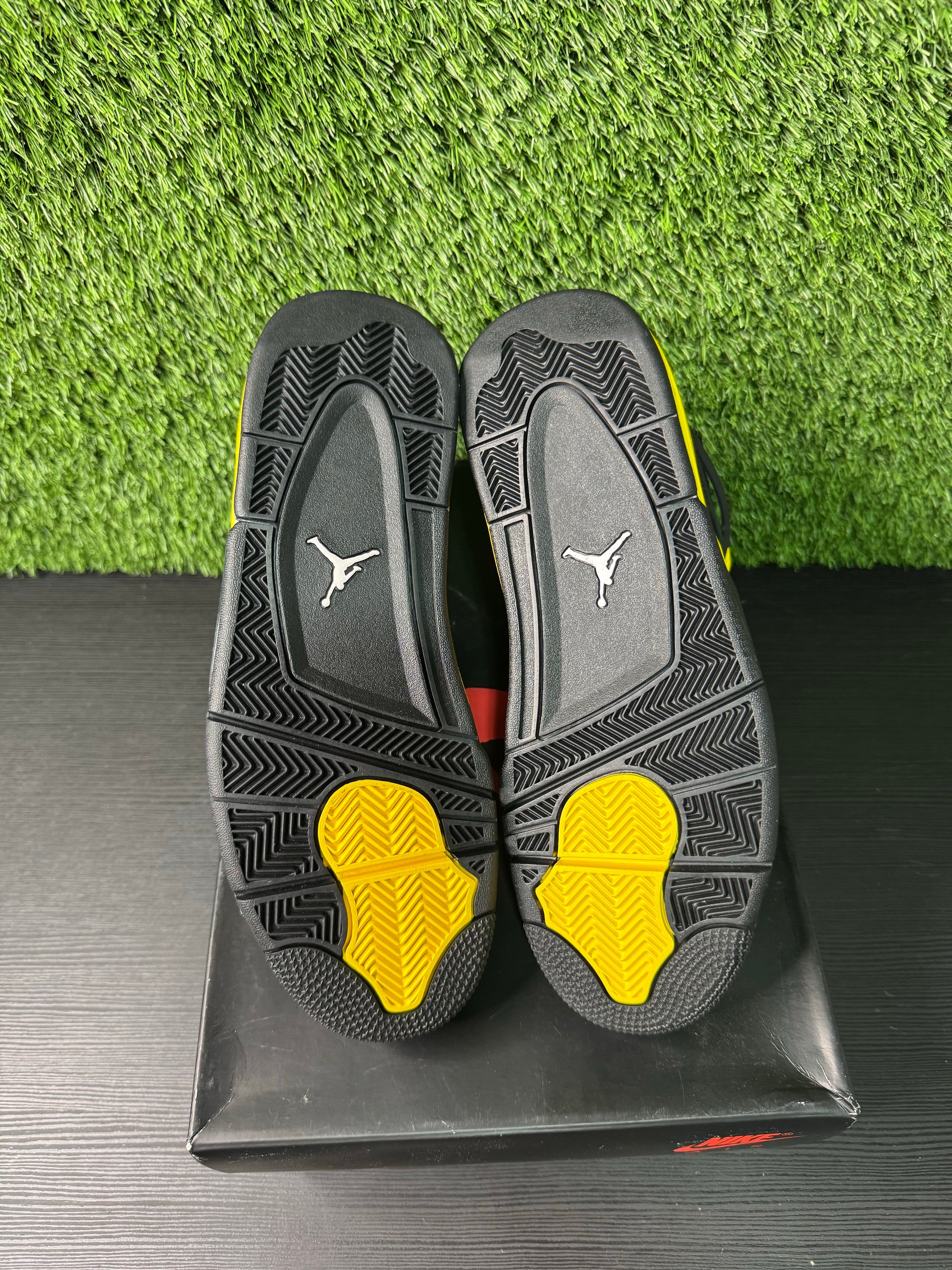 Jordan 4 Retro Thunder (2023)