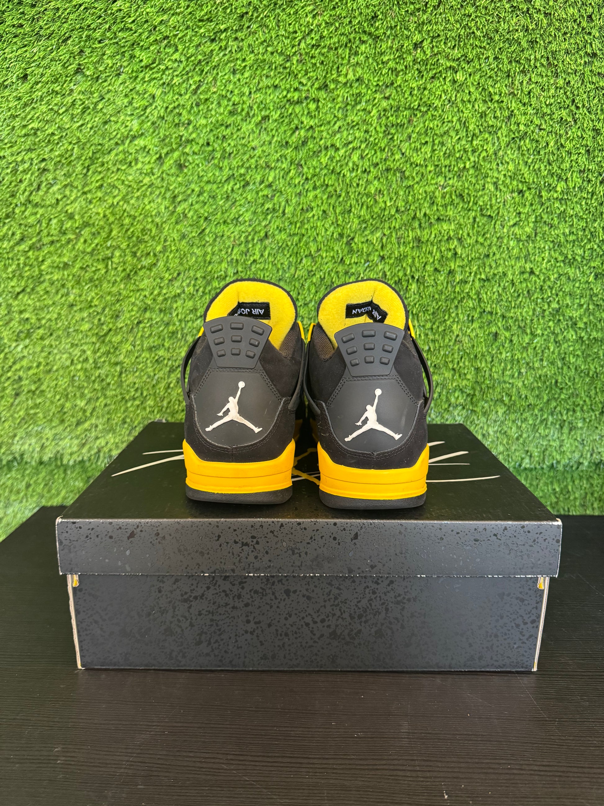 Jordan 4 Retro Thunder (2023)