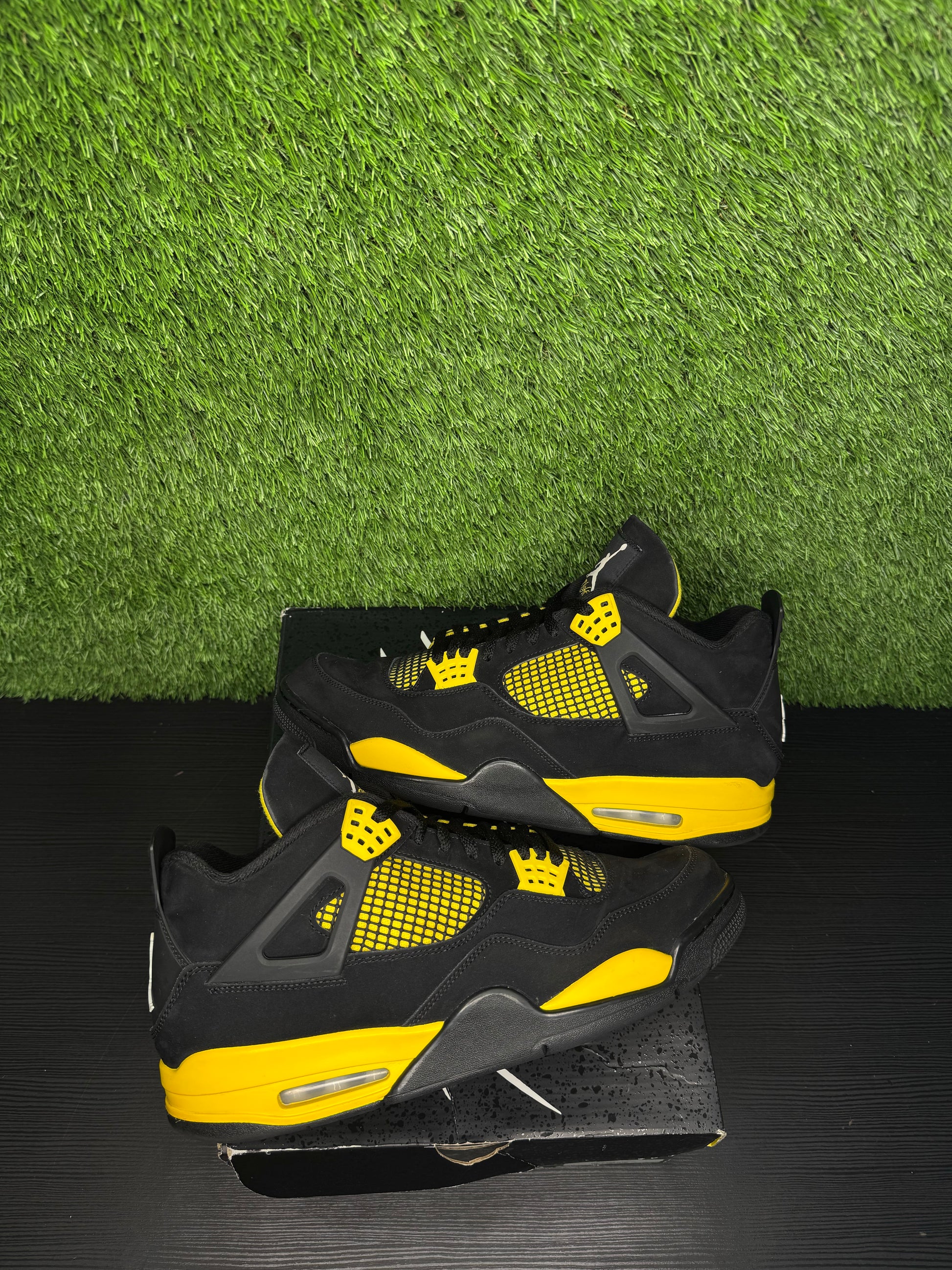 Jordan 4 Retro Thunder (2023)