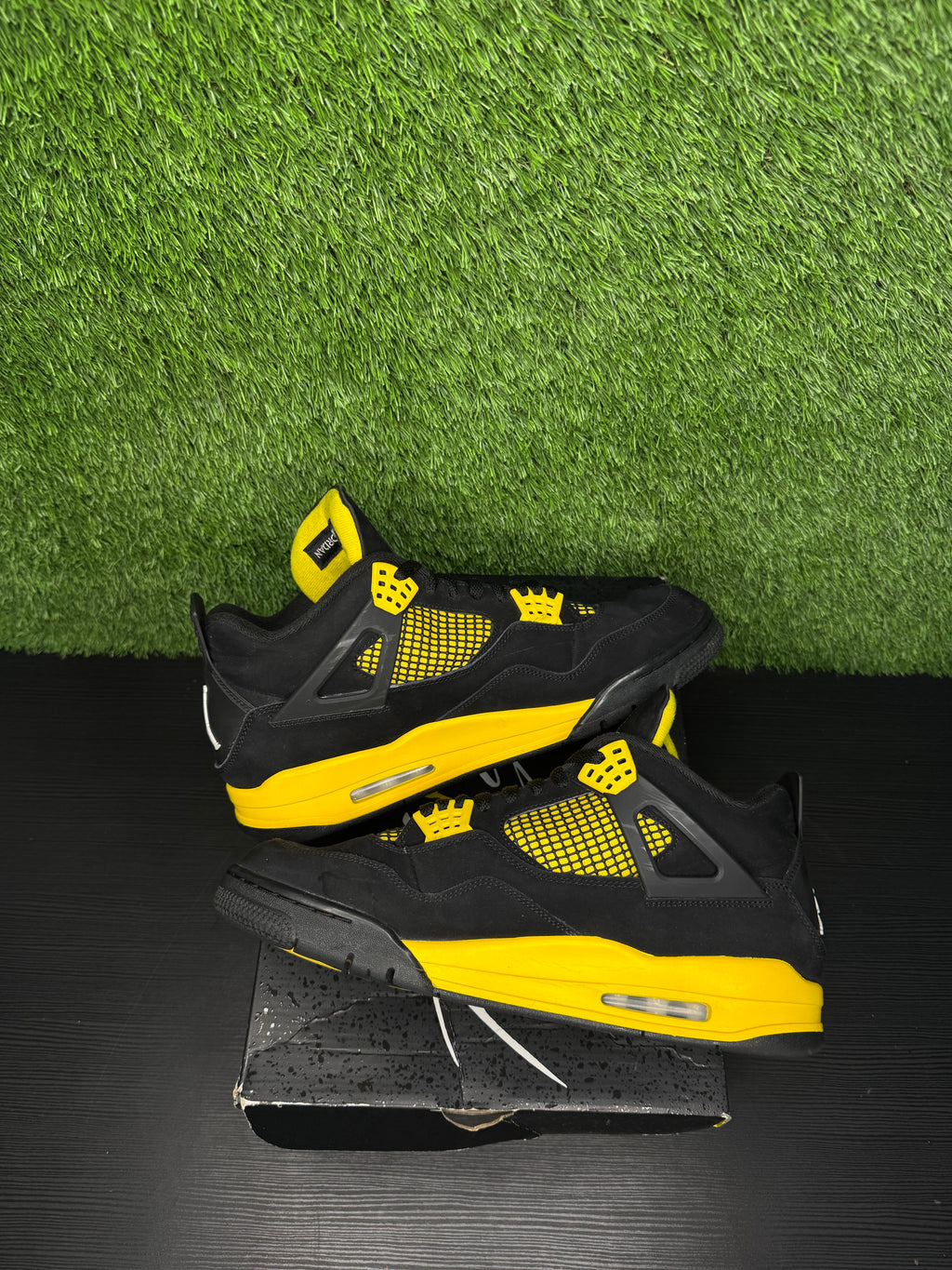 Jordan 4 Retro Thunder (2023)
